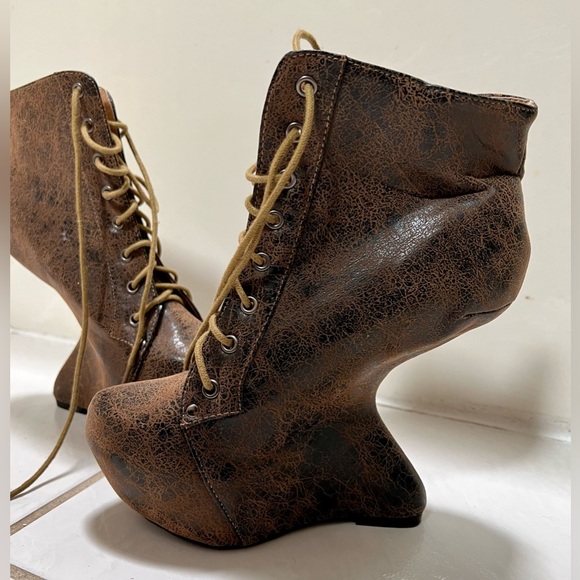 Brown heel-less lace up boots - Picture 5 of 6